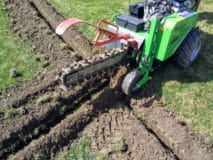 automatické zavlažovanie hĺbenie drážok na trávniku drážkovač gardena